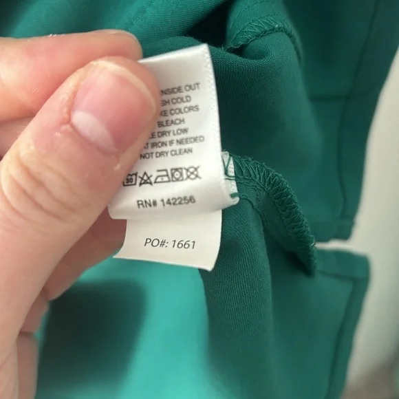 FIGS Casma Three Pocket Scrub Top in Hunter Green - Picture 7 of 7